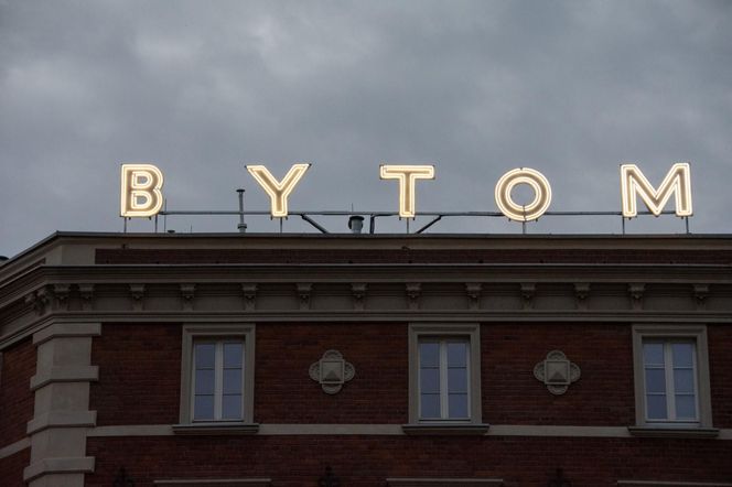 Zabytkowy neon wrócił do życia. "Bytom" wita mieszkańców centrum