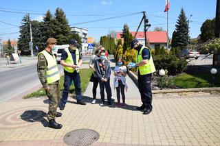 Darmowa „Maseczka dla Juniora”. Akcja policjantów z Dąbrowy Tarnowskiej