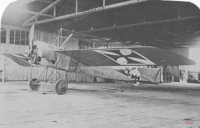 Niemiecki Foker w hangarach na lotnisku wojskowym w Toruniu. Rok 1915
