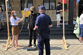 Ceremonialnie POWIESIŁ SIĘ pod Kuratorium Oświaty! Aktywiści: Jesteśmy zadowoleni