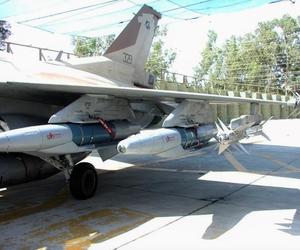 Bomby Spice 1000 pod skrzydłem myśliwca F-16I Sufa
