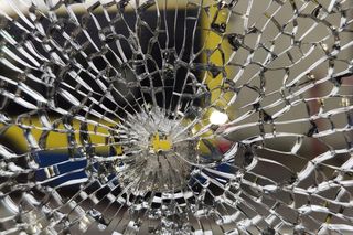 Tarnów. 20-latek wypalił z pistoletu do miejskiego autobusu. Nie wie, czemu to zrobił