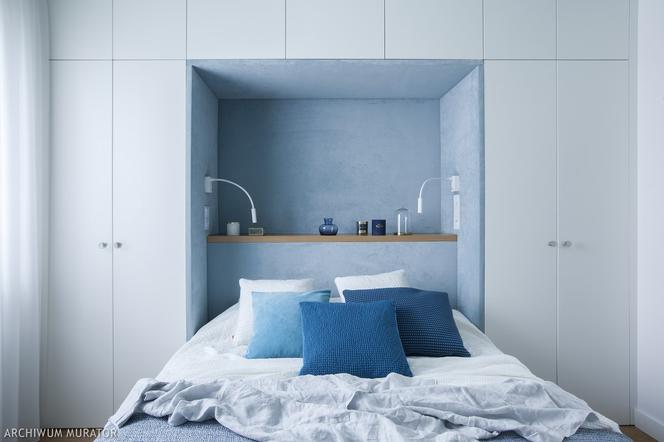 Mała sypialnia biało-błękitna
