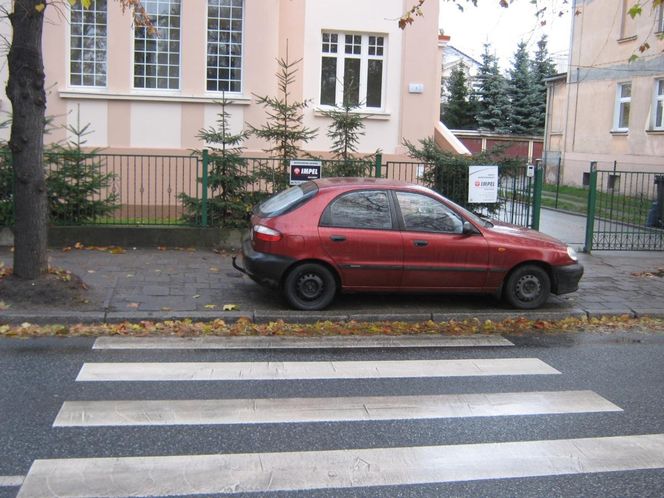 Lawina zgłoszeń o nieprawidłowym parkowaniu. Ludzie wysyłają bydgoskim strażnikom miejskim po kilkadziesiąt zdjęć na raz 