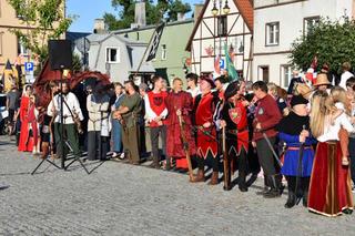 Przemarsz rycerstwa ulicami miasta