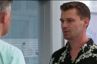 Barwy szczęścia, odcinek 1981. Darek (Andrzej Niemyt), lekarz (Błażej Wójcik)