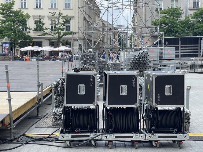 Kontrowersyjna budowa na Rynku Głównym w Krakowie. Mieszkańcy podzieleni