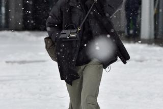 Izabella Krzan odśnieżyła samochód