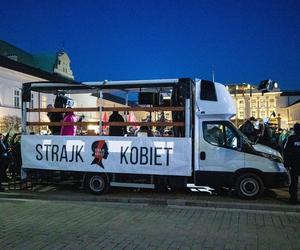 Strajk Kobiet ponownie wychodzi na ulice. Organizacja zapowiedziała protest pod sejmem. 