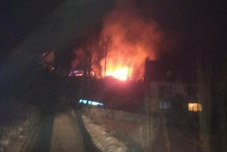 Płomienie było widać z daleka! Drewniany budynek doszczętnie spłonął!