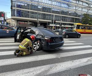 Dramatyczny wypadek w Śródmieściu! Osobówka i autobus roztrzaskane