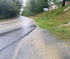 Zagrożenie powodziowe. Głuchołazy. Woda przelała się przez wały. Zalewa miasto