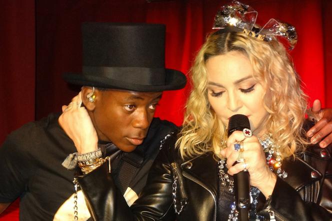 Gdy go adoptowała, pisano, że ukradła dziecko z Afryki. Syn Madonny idzie w jej ślady i śpiewa dla Ukrainy!