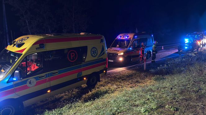 Straszliwe dachowanie na DK 10! W środku pojazdu były dzieci