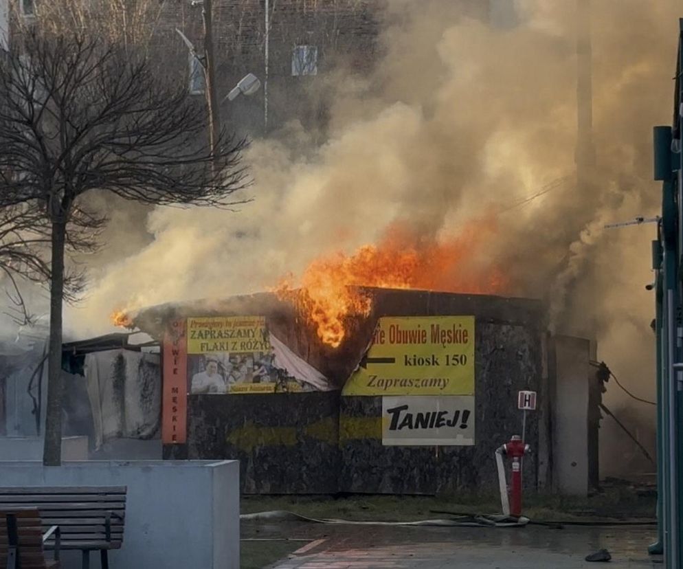 Pożar bazaru Różyckiego. Kłęby dymu nad historycznym targowiskiem