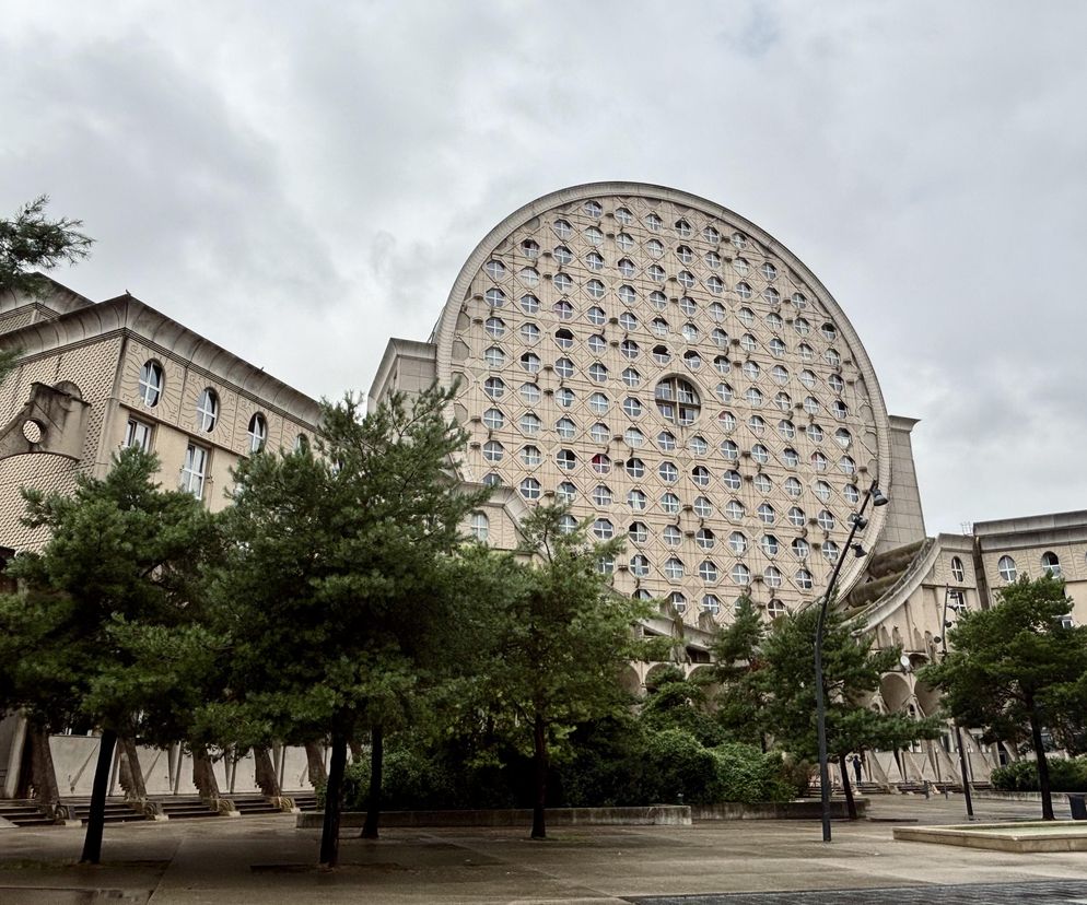 Picasso's Arenas. Budynek mieszkalny położony w Noisy-le-Grand pod Paryżem