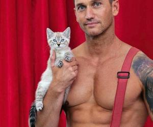 Seksowni strażacy z małymi kotkami. Te zdjęcia są hitem internetu!