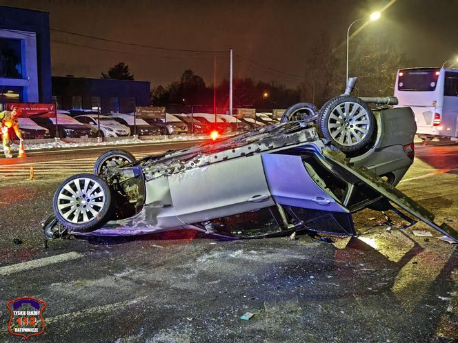 Tychy: Kompletnie pijany kierowca BMW skosił znaki drogowe i latarnię, a potem dachował