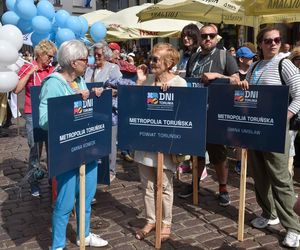 Kolorowa parada na otwarcie Dni Torunia. Przeszła przez serce toruńskiej starówki