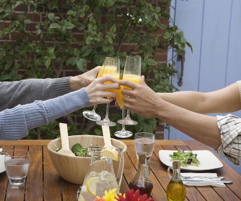 3 napoje, które podnoszą ryzyko alzheimera. Sięgamy po nie regularne