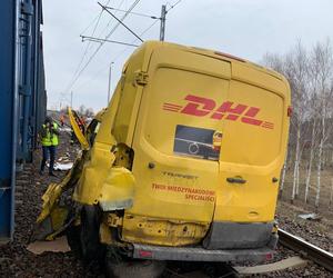 Groźny wypadek koło Łasku. Zderzenie samochodu dostawczego z pociągiem