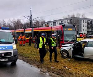 Koszmarny wypadek w Łodzi. Tramwaj i osobówka zderzyły się na Hetmańskiej [ZDJĘCIA].