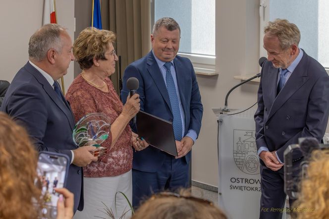 Mirosław Baka z tytułem Honorowego Obywatela Ostrowca Świętokrzyskiego. "Tu są moje korzenie"