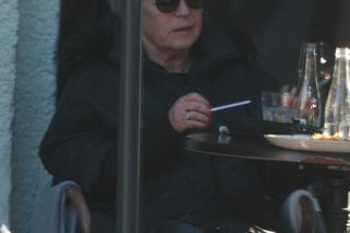 Krystyna Janda w Sopocie zamiast wdychać jod - kurzy jak lokomotywa!