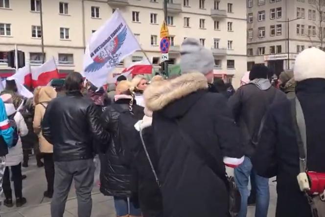 Antyszczepionkowcy w Warszawie. Chcieli protestować przeciwko obostrzeniom. W ruch poszły kamienie i granaty hukowe [ZDJĘCIA]