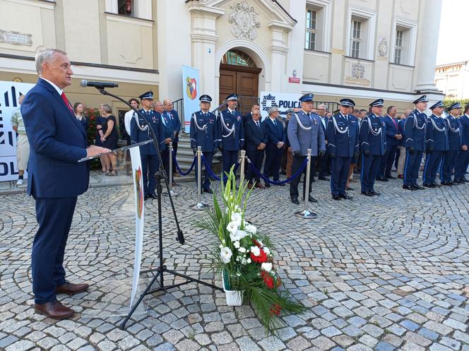 Policjanci świętowali na Rynku w Lesznie. Był uroczysty apel i piknik