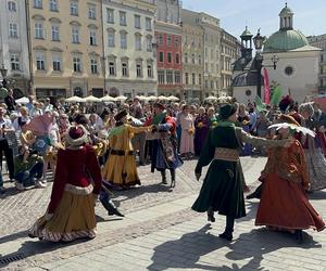 Polonez wiosenny na Rynku Głównym w Krakowie