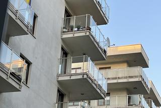 Warszawa. Koszmar na Bemowie. Roczna dziewczynka runęła z 4 piętra. Dramatyczna akcja ratunkowa