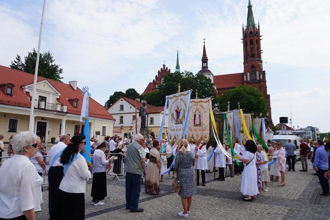 Boże Ciało 2024. Tłumy wiernych przeszły w procesji ulicami Białegostoku