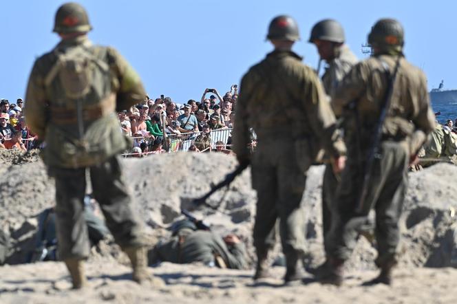 Turyści usłyszeli strzały, a czołgi wjechały na plaże. Zobaczcie zdjęcia z finałowej inscenizacji „Lądowanie na plaży”!