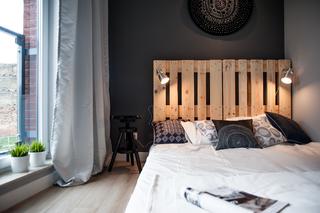 Sypialnia z łóżkiem z palet