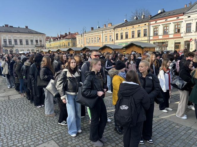 Maturzyści z Nowego Sącza zatańczyli poloneza na Rynku 