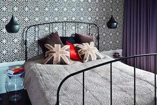 Metalowe łóżko od stylu dworkowego do nowoczesnej małej sypialni