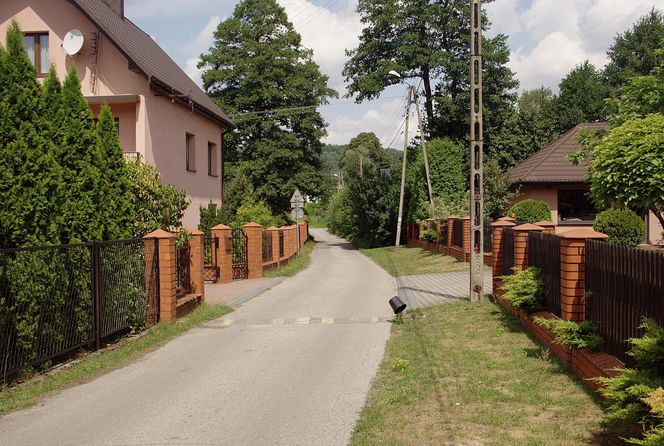 Ta wieś w Małopolsce przez ponad 100 lat była miastem. Średniowieczny zamek przekształcono tam w kościół