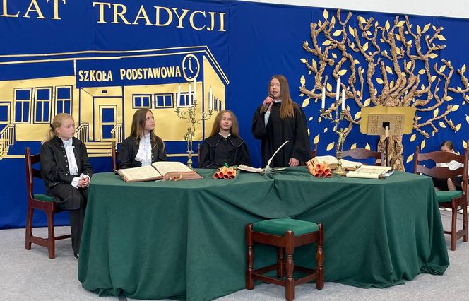 Pierwsza Dama uczciła z uczniami 100 lat od nadania imienia Stefana Batorego Szkole Podstawowej w Liwie