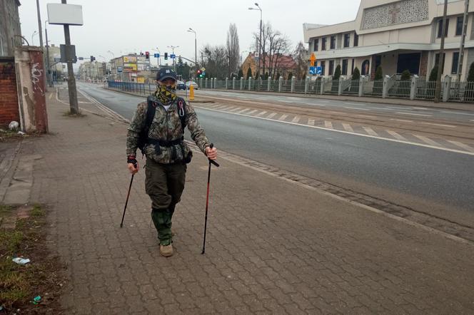Bartosz Pyrzewski idzie pieszo przez Polskę dla chorych dzieci. Chce pokonać prawie 650 km! [AUDIO]