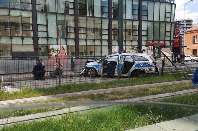 Kraków. Groźny wypadek w centrum miasta. Osobówka zderzyła się policyjnym radiowozem  