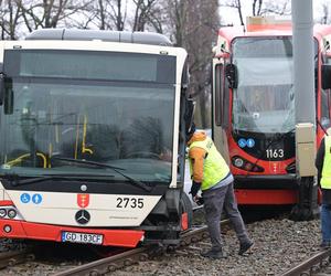 Poważny wypadek w Gdańsku. Zderzenie autobusu z tramwajem. Kilkunastu poszkodowanych