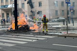 Autem elektrycznym huknął w słup, pojazdstanął w ogniu