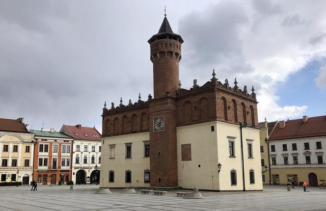 Kamienica Ratajewiczowska znajduje się nieopodal zabytkowego ratusza