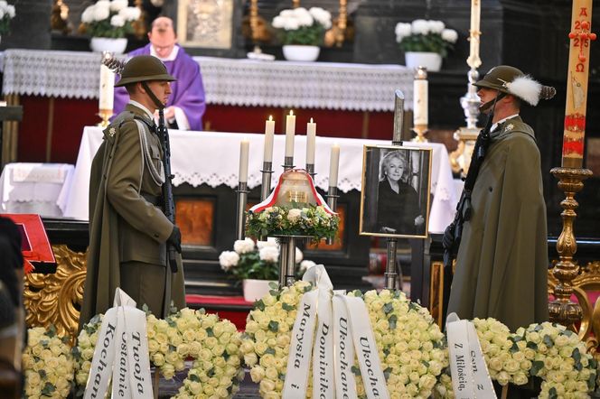 Pożegnali wielką damę polskiej kultury. Kidawa-Błońska przesłała piękny wieniec