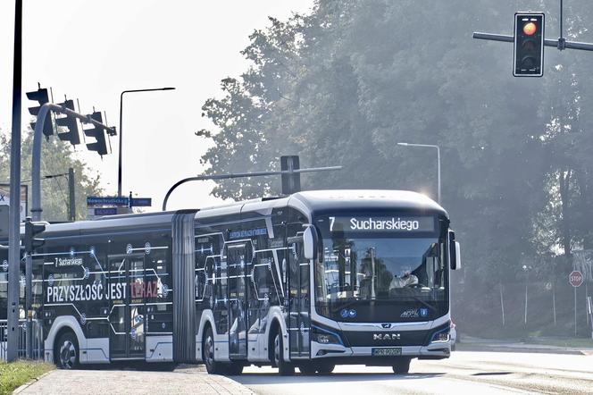 Przegubowy autobus na ulicach Nowego Sącza 