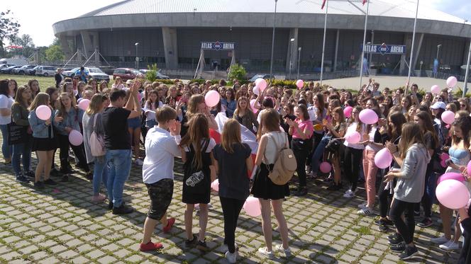 5 Akcja fanów Ariany Grande pod łódzką Atlas Areną