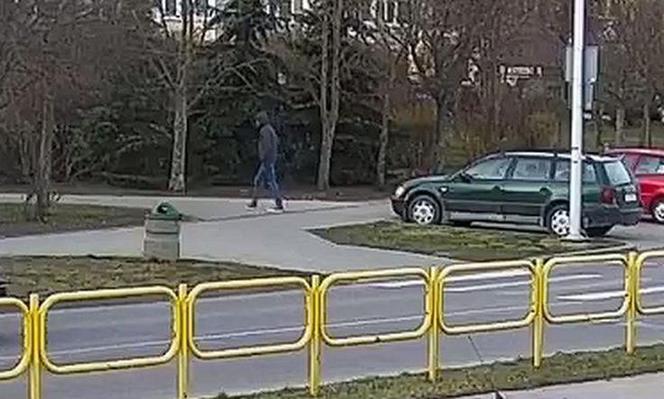 Suwałki. Łobuz w kapturze walił w zielonego passata. Nagrała go kamera [WIDEO]