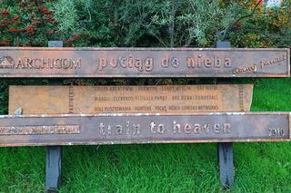 To największa rzeźba miejska w Polsce. Lokomotywa jak z Podróży do przyszłości