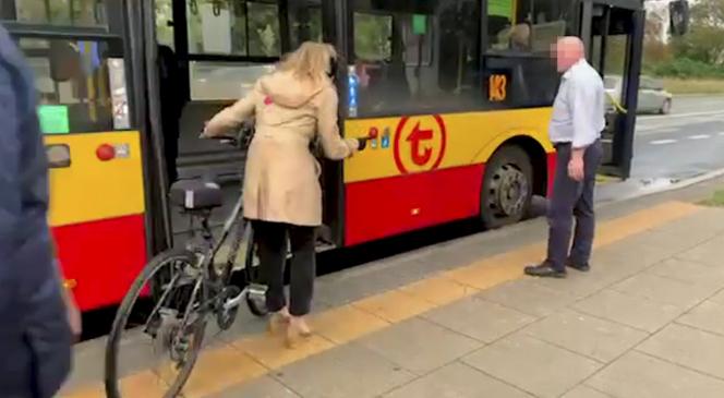  Awantura o przewóz roweru w autobusie w Warszawie. Kierowca nie wpuścił rowerzystki w ulewę. „Jest pani młoda, ma pani siłę, żeby jechać na rowerze”